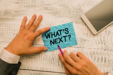 SMS işareti sıradaki soruyu gösteriyor. Yaklaşan eylemi ya da davranışını gösteren kavramsal fotoğraf yazma ekipmanı ve modern akıllı telefon cihazının yanında el yazısı kağıdı tutuyor..