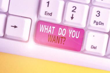 Ne İstiyorsanız Sorusu gösteren metin işareti. Kavramsal fotoğraf söylemek veya beyaz arka plan tuşu kopyalama alanı üzerinde boş not kağıdı ile beyaz pc klavye bir şey hakkında gösteren sormak için yazmak.