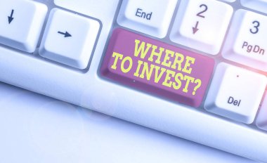 Soru Yatırımını Gösteren Metin İşareti. Finansal şemalara para koymak veya beyaz arkaplan anahtar alanının üzerinde boş not kağıdı ile beyaz pc klavye paylaşımı hakkında soru soran kavramsal fotoğraf