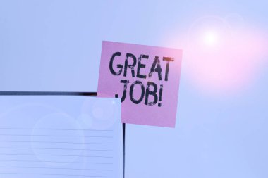 Harika bir iş çıkardığını gösteren bir mesaj. Kavramsal fotoğraf, birini çok iyi yaptığı bir şey için övmek için kullanılır. Üst görünüm, sert kapak notu, yapışkan not, eklenen temiz arka plan..