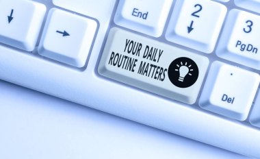 Word yazma metni Günlük Rutin Konular. Beyaz arka plan tuşu kopyalama alanı üzerinde boş not kağıdı ile sabit sırayla beyaz pc klavye şeyler düzenli olarak yapıyor uygulama için iş kavramı.