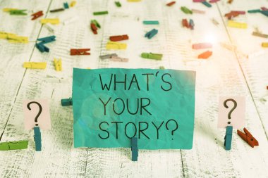 Hikaye sorunuz nedir diye el yazısı metni. Kavram, birisi tarafından en başından beri kendi yolculuğum hakkında soruluyor. Tahtaya askılı karalanmış ve parçalanmış kağıtlar. 