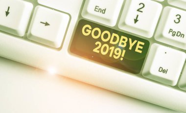 Elveda 2019 'u gösteren kavramsal el yazısı. İş fotoğrafı gösterimi ayrılırken veya geçen yılın sonunda beyaz arkaplan üzerinde not kağıdıyla birlikte iyi dileklerinizi iletir..