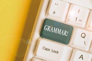El yazısı metni grameri. Beyaz arkaplan anahtar alanının üzerinde boş not kağıdı bulunan tüm sistem yapı dili sözdizimi ve morfoloji Beyaz pc klavye.