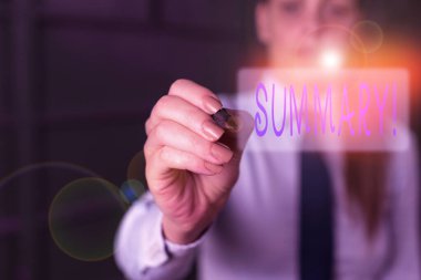 Özeti gösteren bir not yazıyorum. İş fotoğrafında konu ile ilgili kısa bir açıklama ya da öznenin ana noktaları gösteriliyor. Arka plandaki bulanık kadın boş alanı işaret ediyor..