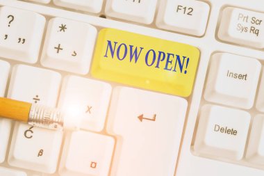 Şimdi Açık'ı gösteren not yazma. İş fotoğrafı vitrin ilerleyen kapı veya pencereler kapalı değil veya şu anda kapalı değil beyaz arka plan üzerinde not kağıdı ile Beyaz pc klavye.