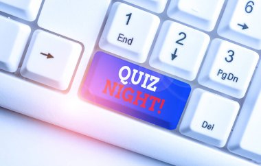 Mesaj işareti Quiz Night 'ı gösteriyor. Beyaz arkaplan anahtar alanının üzerinde boş not kağıdı bulunan bireyler arasındaki kavramsal fotoğraf akşam testi bilgi yarışması.