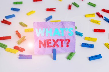 Sıradaki soruyu gösteren bir not yazıyorum. İş fotoğraflarının sergilenmesi yaklaşan davranışlarını ve davranışlarını gösteriyor. Renkli çamaşır iğnesi kağıtları boş hatırlatıcı beyaz zemin arka plan ofisi..