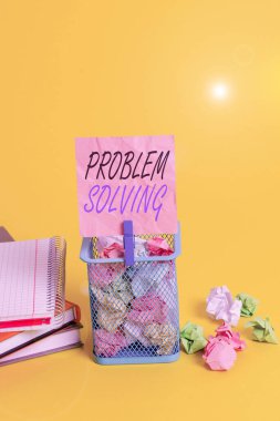 Metin işareti problem çözmeyi gösteriyor. Zor ya da karmaşık sorunlara çözüm bulma kavramsal fotoğraf süreci Çöp kutusu buruşmuş kağıt çamaşır tokası boş hatırlatma ofisi sarı sağlar.