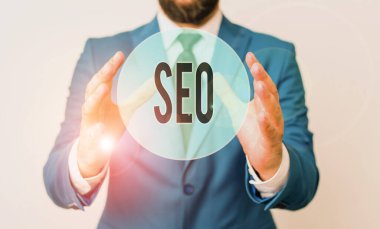 Seo 'nun el yazısı. Kavram, yakın iş adamınızı masanın önünde pazarlamak için inanılmaz etkili bir yol demektir. Cep telefonu ve notlar masanın üzerinde..