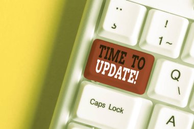 Güncelleştirme Zamanı'nı gösteren kavramsal el yazısı. İş fotoğraf metin bu beyaz arka plan üzerinde not kağıdı ile daha modern yeni Beyaz pc klavye yapmak için doğru an.