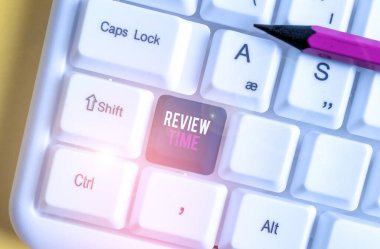 Kelime yazma metni İnceleme Süresi. Bir şeyi düşünmek veya konuşmak için iş konsepti Beyaz bilgisayar klavyesini beyaz arka plan tuşu kopyalama alanının üzerinde boş not kağıdıyla gözden geçirmek için zamanlamayı ayarlayın.