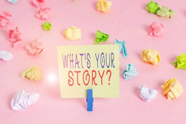 Hikaye Sorunu 'nu gösteren bir not yazıyorum. İş fotoğrafı gösterimi geçmiş yaşamındaki eylemlerini gösteriyor. Kariyeri ya da olayları. Buruşuk kağıtlar.