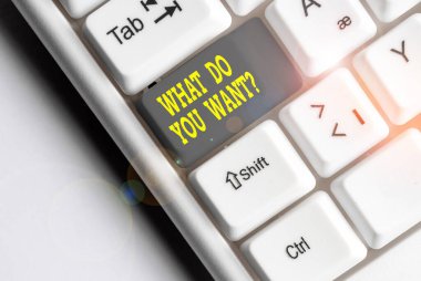 Kelime yazma metni. Ne istiyorsun? Soru. Beyaz arkaplan anahtarının üzerinde boş not kağıdı olan beyaz pc klavyeli bir şeyi tanıtmak ya da yazmak için iş konsepti