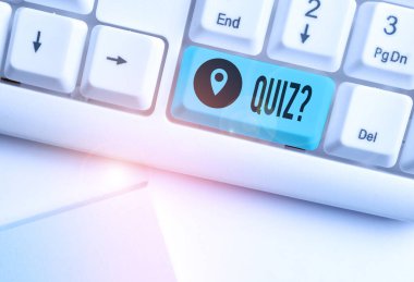 Quiz Soru gösteren not yazma. Bireyler veya takımlar arasında rekabet olarak bilgi nin vitrine İş fotoğraf beyaz arka plan üzerinde not kağıdı ile Beyaz pc klavye.