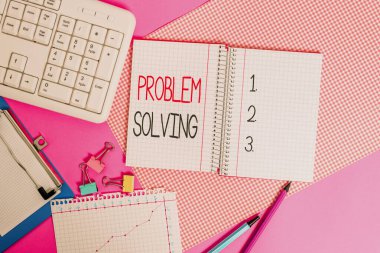 Kelime yazma problemi çözme. Zor ya da karmaşık sorunlara çözüm bulma süreci için iş kavramı. Renkli düz masa üzerine yerleştirilen donanım ve bilgisayar şeyleri.