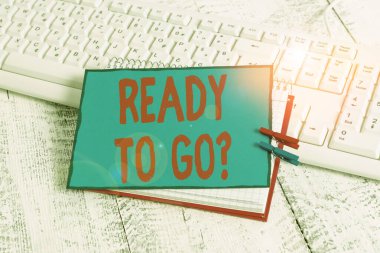 El yazısı metni sorgulamaya hazır. Kavram, birine eşyalarını hazırlayıp hazırlamadığını sormaktır. Defter, kâğıt, hatırlatma, çivilenmiş çarşaf, klavye, hafif ahşap..