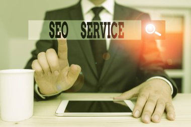 Seo Servisini gösteren kavramsal el yazısı. Web sitesinin görünürlüğünü arttırmak için iş fotoğrafı teknikleri ve prosedürleri. Erkek insan resmi kıyafetler giyer. Hitech akıllı telefonu kullanın..