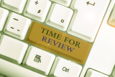 Word yazma metin Zaman İnceleme için. Resmi inceleme beyaz bilgisayar klavyesi beyaz arka plan anahtar kopyalama alanı üzerinde boş not kağıdı ile bir sistem veya durumun gözden geçirilmesi için İş kavramı.