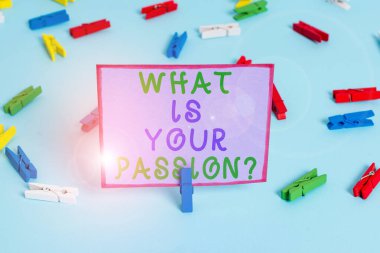 Tutkunuz Sorusu 'nu gösteren bir not yazıyorum. İş fotoğrafı sergisi güçlü ve zar zor kontrol edilebilen duygularını soruyor. Renkli çamaşır iğnesi kağıtları boş mavi zemin ofisini hatırlatıyor..