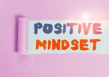 El yazısı: Pozitif Düşünce. Kavram demek zihinsel tutum demektir ki olumlu sonuçlar beklediğiniz karton düz bir masa arkaplanının üzerine yerleştirilmiş.