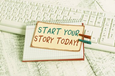 Hikayeni Bugün Başlat 'ı gösteren bir not yazıyorum. İş fotoğrafı sergilenirken sıkı çalış ve şu andan itibaren defter hatırlatma çengeli ve çivilenmiş tahta levha ile başla..