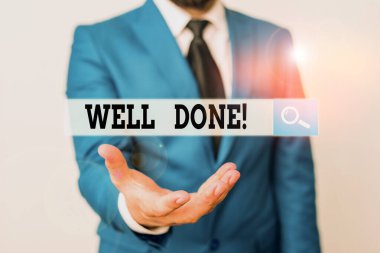 Bravo 'yu gösteren bir not yazıyorum. İş fotoğraflarının sergilenmesi, bir şey için övgü gösterisi ya da grup kullanıldı. Adam masanın önünde iyi bir yol yaptı. Cep telefonu ve notlar masanın üzerinde..