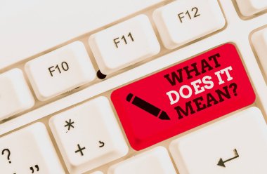 Ne Anlama Geldiğini gösteren metin işareti. Kavramsal fotoğraf beyaz arka plan anahtar kopyalama alanı üzerinde boş not kağıdı ile net olmayan ifade Beyaz pc klavye iletişim kurmak için tasarlanmıştır.