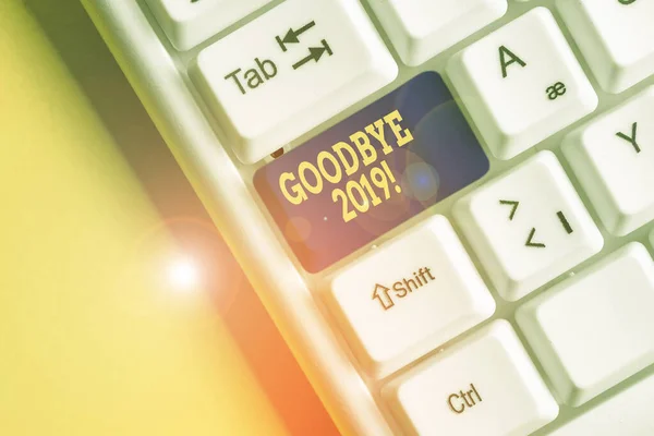 Word writing text Good Bye 2019. Üzleti koncepció a jó kívánságok kifejezésére búcsúzáskor vagy a tavalyi év végén Fehér pc billentyűzet üres jegyzet papírral fehér háttér felett kulcs másolási hely. — Stock Fotó