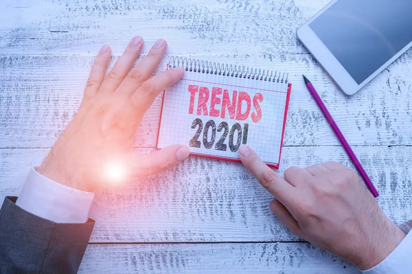 Text znázorňující Trendy2020. Konceptuální foto obecný směr, ve kterém se něco vyvíjí nebo mění Ruční podržte poznámkový papír v blízkosti psacího zařízení a moderní smartphone zařízení. — Stock fotografie