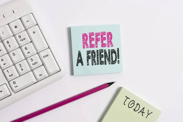 Signo de texto que muestra Referir a un amigo. Foto conceptual dirigir a alguien a otro o enviarle algo como regalo Teclado de PC blanco con papel de nota vacío y lápiz sobre fondo blanco . — Foto de Stock