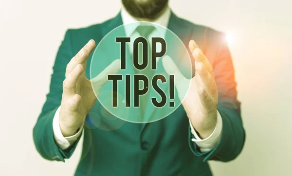 Escritura a mano de texto Top Tips. Concepto que significa pequeño pero particularmente útil pedazo de consejo práctico Hombre en frente de la mesa. Teléfono móvil y notas sobre la mesa . —  Fotos de Stock