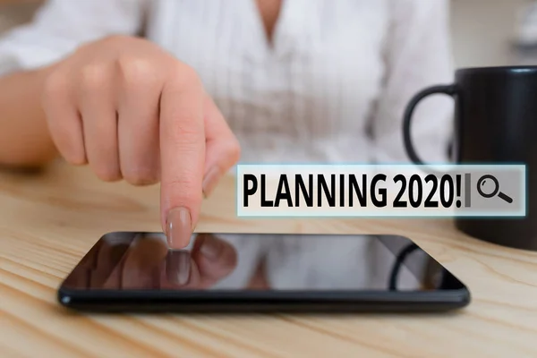 Scrittura a mano concettuale che mostra Pianificazione 2020. Business photo text process of making plans for something next year woman using smartphone and technology devices inside the home . — Foto Stock