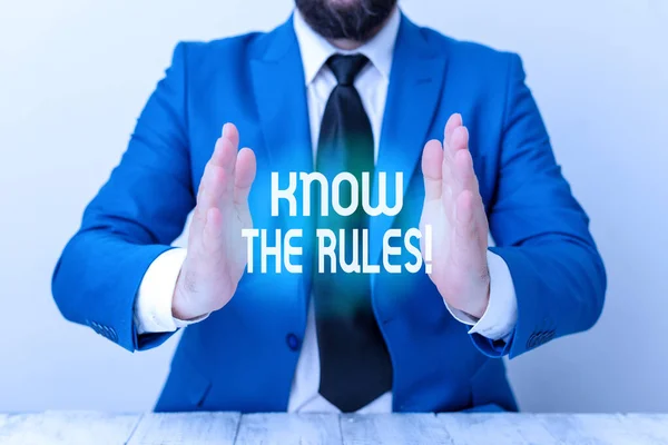 Slovo psaní textu Know The Rules. Obchodní koncept pro nastavení explicitních nebo regulatorních principů chování Muž drží prázdný papír s kopírovacím prostorem před sebou. — Stock fotografie