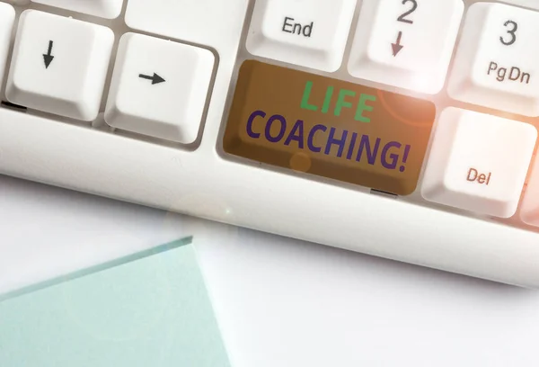 Tekst teken dat Life Coaching toont. Conceptuele foto demonstreren gebruikt om te helpen tonen bereiken hun doelen in carrière wit PC-toetsenbord met lege Opmerking papier boven witte achtergrond sleutel kopiëren ruimte. — Stockfoto