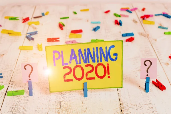 2020 년 계획을 보여 주는 텍스트 사인. 내년에 무엇인가를위한 계획을 짜는 개념적 인 사진 과정 목판 위에 종이 클립이 놓여 있는 스크램블 드 시트와 허물어지는 종이. — 스톡 사진