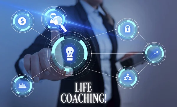 Teksten van Life Coaching. Conceptuele foto demonstreren gebruikt om te helpen tonen hun doelen in carrière te bereiken Vrouw dragen formele werkpak presentatie met behulp van slimme apparaat. — Stockfoto