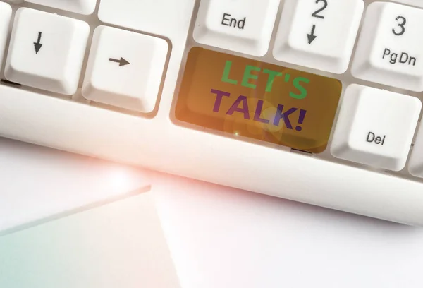 「Let S Is Talk」を示すテキスト記号。白い背景キーのコピースペースの上に空のノート紙を持つトピックホワイトPCキーボードに関する会話の冒頭で示唆する概念写真. — ストック写真