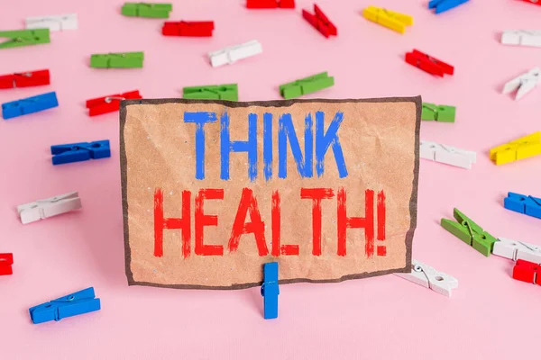 Pisanie odręcznego tekstu Think Health. Koncepcja oznacza stan całkowitego zdrowia psychicznego i społecznego Kolorowe szpilki do ubrań puste przypomnienie różowy podłogi tło biurowe pin. — Zdjęcie stockowe