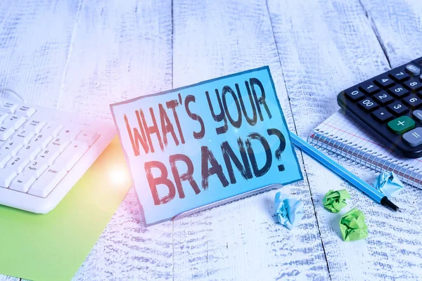 여러분의 브랜드 질문을 보여 주는 문자 표지판 이 있습니다. 제품 로고에 대해 묻는 개념적 인 사진, 또는 컴퓨터 키보드와 수학 종이 사이의 완충제 선 위에서 공지 스탠드를. — 스톡 사진