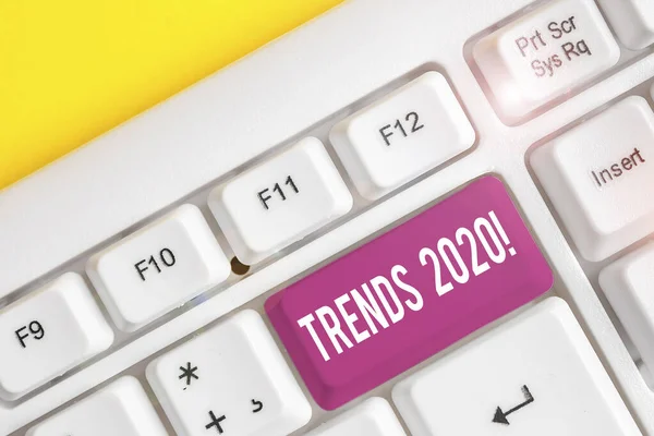 Tekst van het schrijf woord Trends 2020. Bedrijfsconcept voor algemene richting waarin iets is het ontwikkelen of wijzigen van wit PC-toetsenbord met lege Opmerking papier boven witte achtergrond sleutel kopiëren ruimte. — Stockfoto