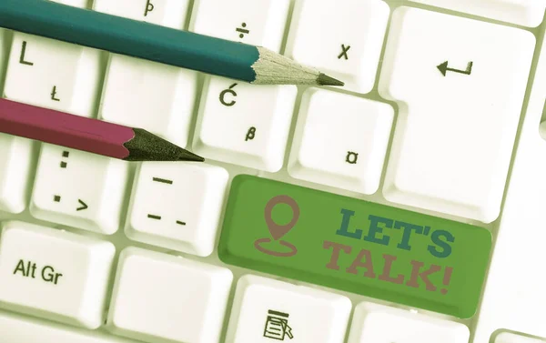 「Let S Is Talk」を示すテキスト記号。白い背景キーのコピースペースの上に空のノート紙を持つトピックホワイトPCキーボードに関する会話の冒頭で示唆する概念写真. — ストック写真