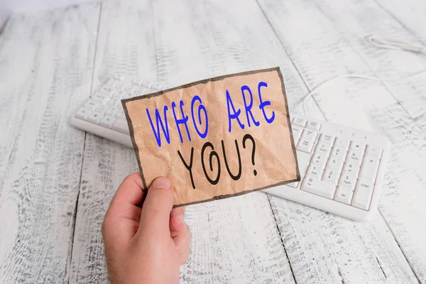 Escritura manual conceptual que muestra quién es usted pregunta. Texto de foto de negocios preguntando sobre alguien identidad o información demostrativa Hombre sosteniendo recordatorio colorido piso de madera de papel en forma cuadrada . — Foto de Stock