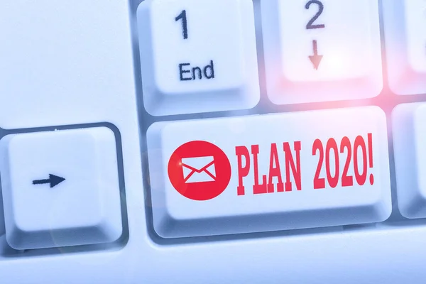 Plan 2020 'yi gösteren kavramsal el yazısı. İş fotoğraflarında detaylı bir teklif sunulması gelecek yıl klavyede beyaz arkaplan anahtar alanı üzerine not kağıdı ile bir şeyler başarmayı amaçlıyor.. — Stok fotoğraf