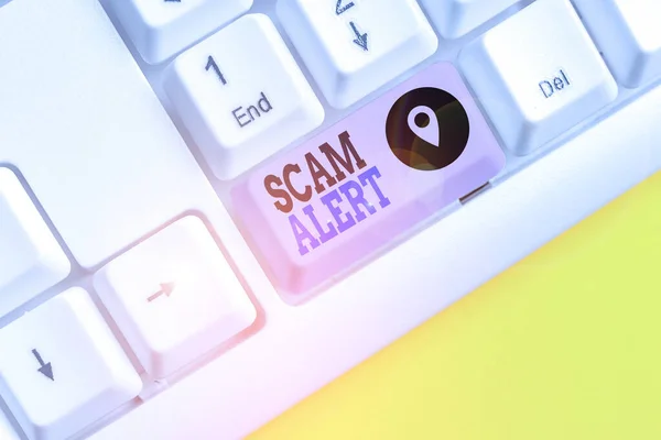 Conceptuele hand schrijven toont Scam Alert. Zakelijke foto tekst ongevraagde e-mail die het vooruitzicht van een koopje wit PC-toetsenbord met notitie papier boven de witte achtergrond claimt. — Stockfoto