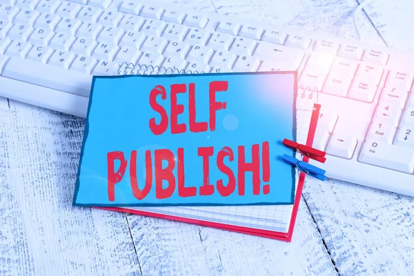 Text rukopisu Self Publish. Koncept znamená spisovatel publikovat kus těch pracovat nezávisle na vlastní náklady notebook papír připomínka prádlopin připíchnutý list bílá klávesnice světlo dřevěné. — Stock fotografie