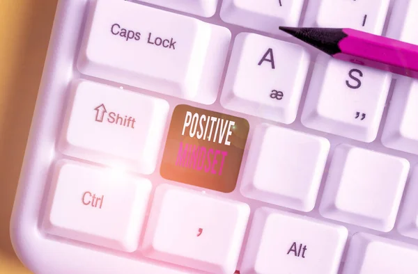 Texto de escrita de palavras Positive Mindset. Conceito de negócio para atitude mental em que você espera resultados favoráveis Teclado de PC branco com papel de nota vazio acima do espaço de cópia de chave de fundo branco . — Fotografia de Stock