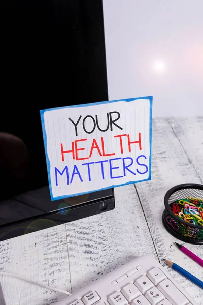 Texto de escrita de palavras Your Health Matters. Conceito de negócio para uma boa saúde é mais importante entre outras coisas Note papel gravado na tela do computador preto perto do teclado e estacionário . — Fotografia de Stock