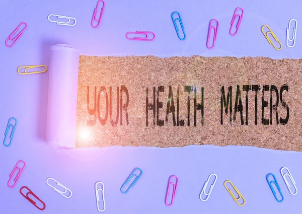 Texto de escrita de palavras Your Health Matters. Conceito de negócio para uma boa saúde é mais importante entre outras coisas Clipe de papel e papelão rasgado colocado acima de um pano de fundo de mesa clássico de madeira . — Fotografia de Stock