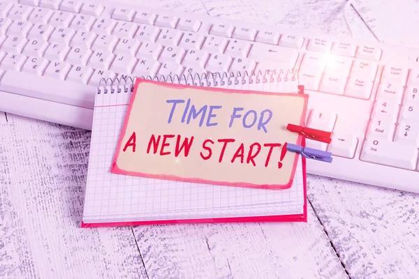 Escrevendo nota mostrando Time For A New Start. Foto de negócios mostrando algo é suposto para começar agora Vestuário de lembrete de notebook de trabalho fresco com folha fixa luz de madeira . — Fotografia de Stock